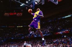 开云体育官方网站-雄鹿主场大胜湖人，继续不败