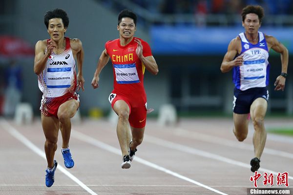 爱沙尼亚队在比赛中奋力冲刺