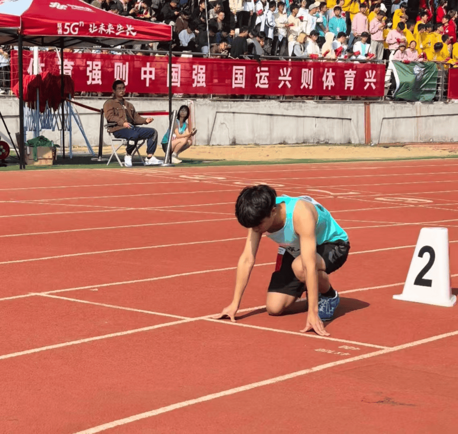 运动员拼尽全力，向着胜利冲刺终点