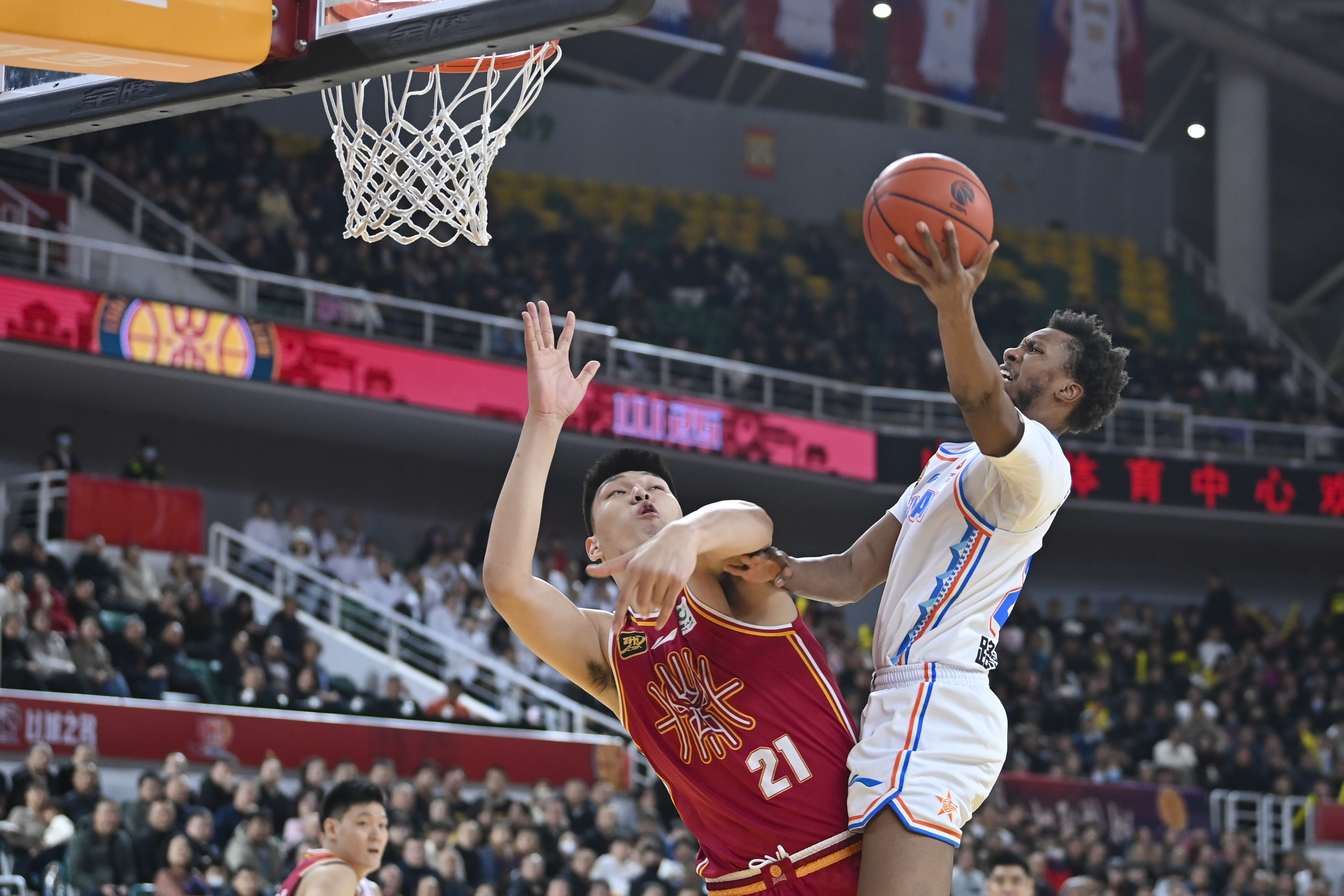 辽宁队完胜掘金，易建联点燃赛场