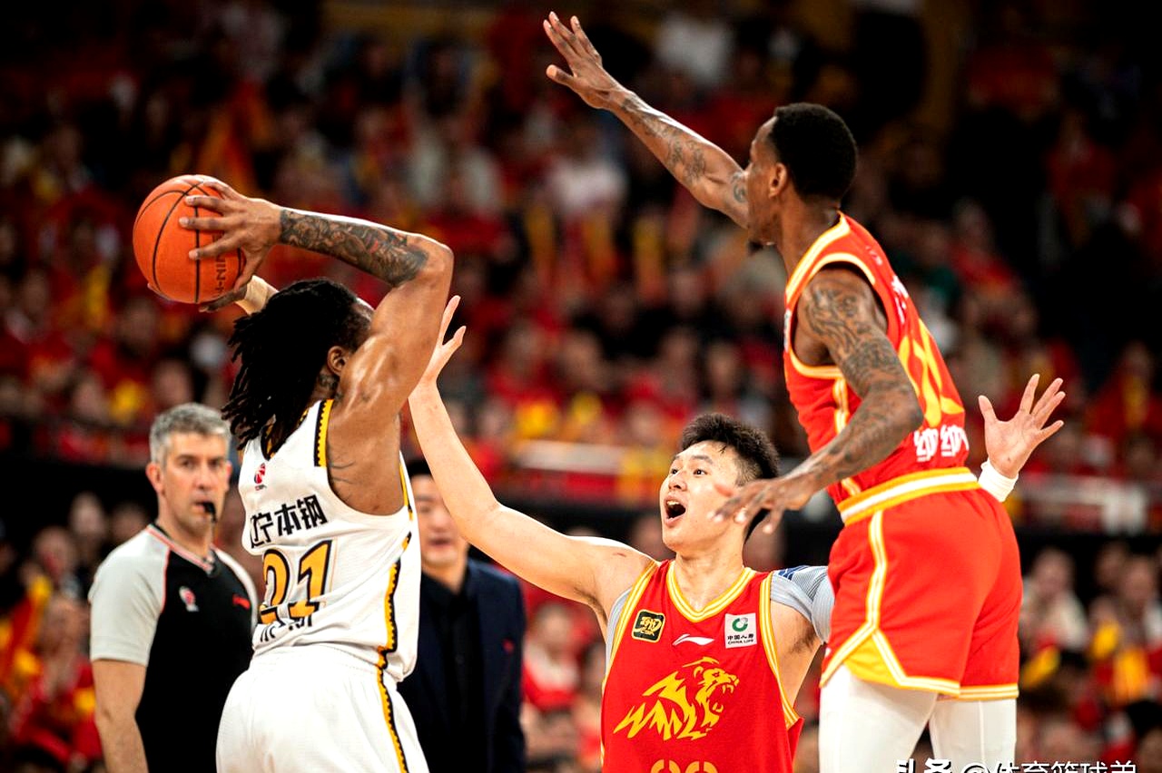 辽宁队完胜掘金，易建联点燃赛场